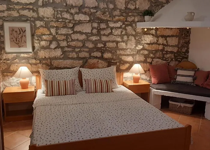 Stone House Mia